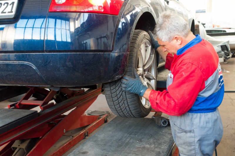 boutique-ESPARRON-min_auto_repair_repair_lift_auto_mechanic_work_clothes_master_professional_man_of_the_fold-685629